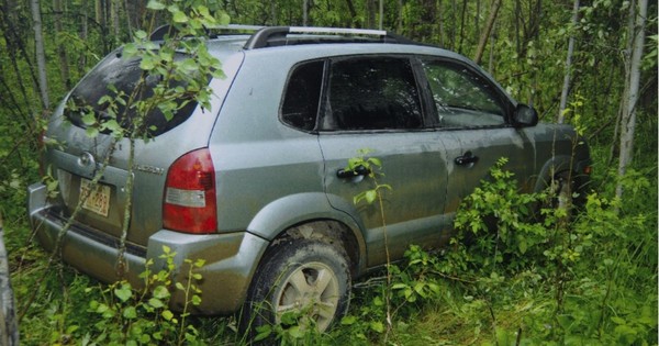 Zwei Teenager entdecken dieses verlassene Auto im Wald – als sie auf den Sitz schauen, wird ihnen klar, dass hier etwas schlimmes passiert ist!