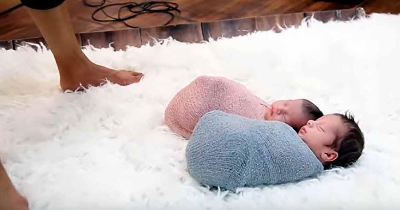 Diese Mutter legt ihre neugeborenen Zwillinge auf eine Decke. Was anschließend passiert, wird sie sicher NIEMALS vergessen!