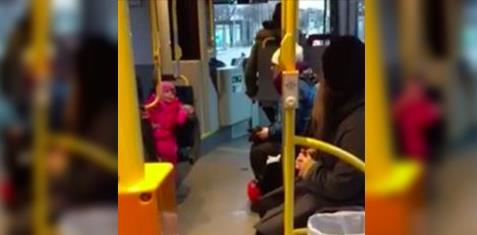 Mädchen fängt im Bus an zu singen – was der Busfahrer dann macht ist einfach wunderbar!