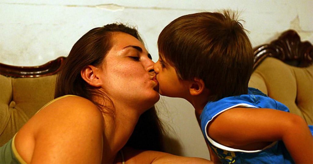 Psychologen warnen: Deshalb solltet ihr eure Kinder nicht auf den Mund küssen!