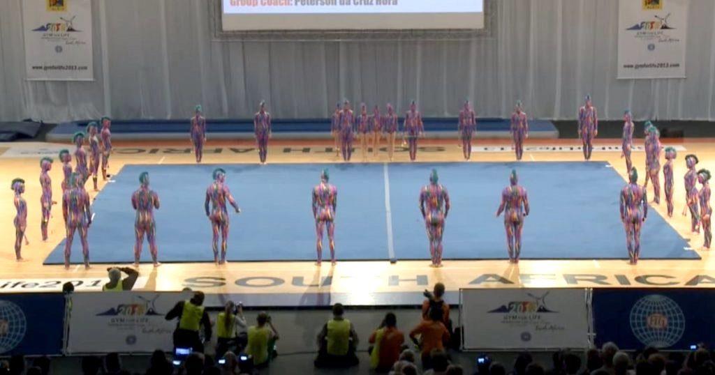 31 Gymnasten kommen auf die Bühne... Nach einer Weile konnten die Zuschauer an ihre eigenen Augen nicht glauben !!!