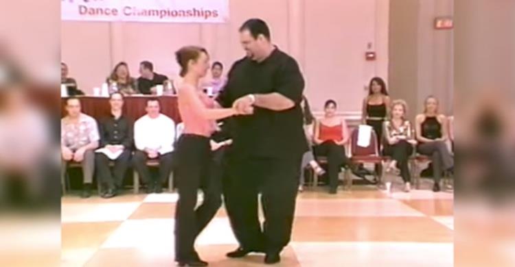 Übergewichtiger Mann fängt an zu tanzen – und begeistert das Publikum mit seiner unglaublichen Choreographie!