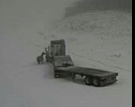 Der LKW-Fahrer ist seit 28 Stunden im Schneesturm gefangen. Aber diese 18-Jährige weiß, was zu tun ist.