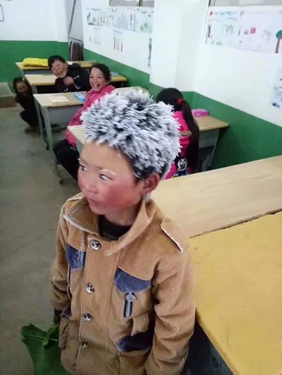 8-Jähriger kommt mit gefrorenem Kopf zur Schule – als der Lehrer näher hinsieht, bricht es ihm das Herz
