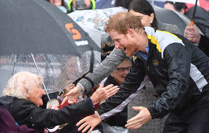 97-Jährige wartet Stunden im Regen und versucht, Prince Harrys Aufmerksamkeit zu erhaschen – da erkennt er sie wieder