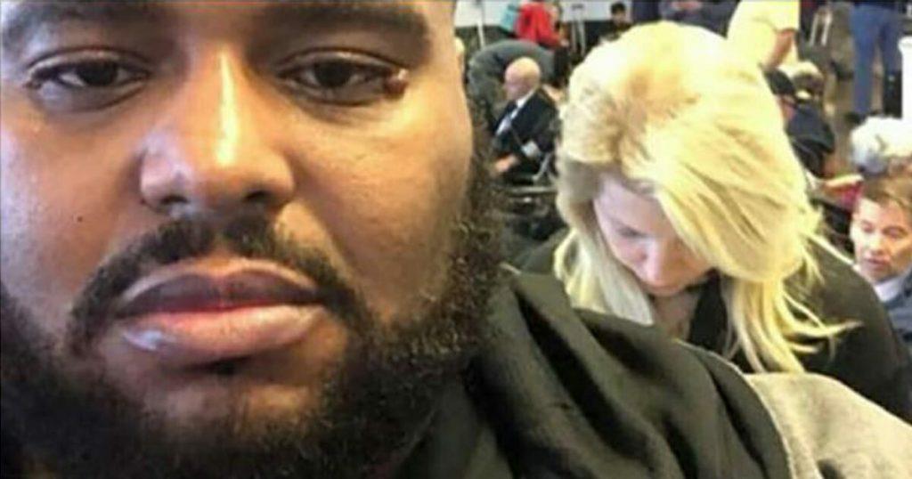 Ein schwarzer Mann der in der ersten Klasse reist, weist eine rassistische Frau am Flughafen zurecht
