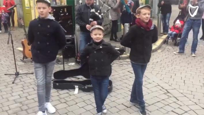 Irischer Vater und seine drei Söhne beeindrucken Passanten auf der Einkaufsstraße mit ihrem Auftritt