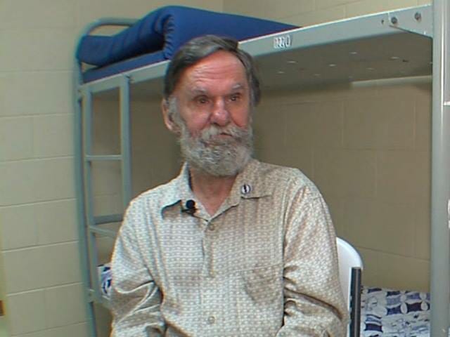 Obdachloser 62-Jähriger lebt seit 3 Jahren in einem Pappkarton: Da entdeckt ein Polizist sein vergessenes Bankkonto