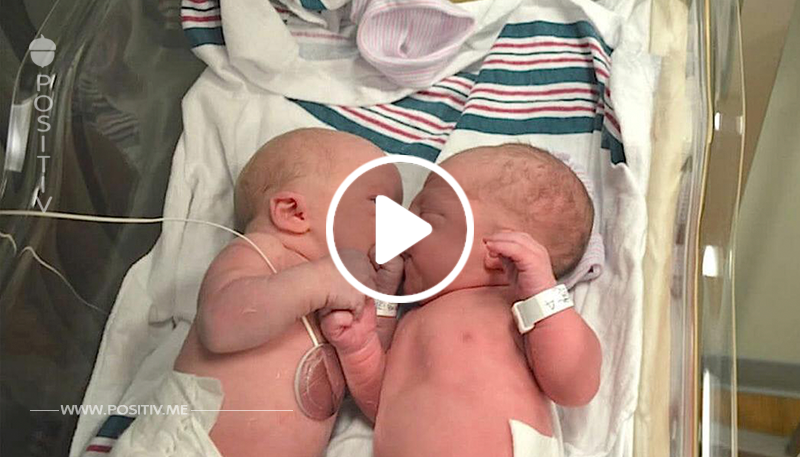 Familie eilt zur Babystation nach Geburt, schaut nach unten und traut ihren Augen nicht	