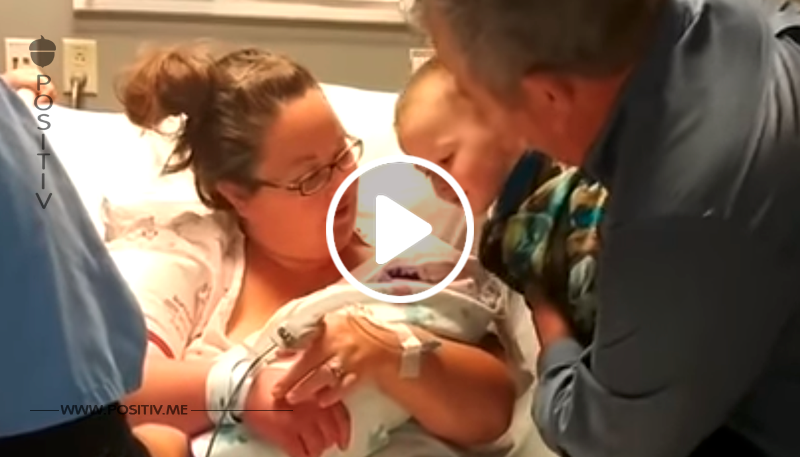 Er begrüßt seine neugeborene Enkelin – und fängt an zu weinen, als die Mutter die Decke aufhebt	