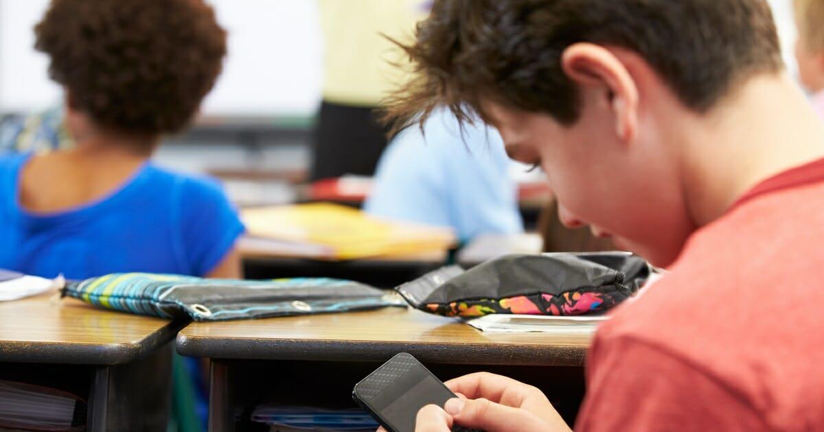 Drastischer Schritt der Gesetzgeber in Frankreich: Frankreich setzt Handyverbot an Schulen durch	