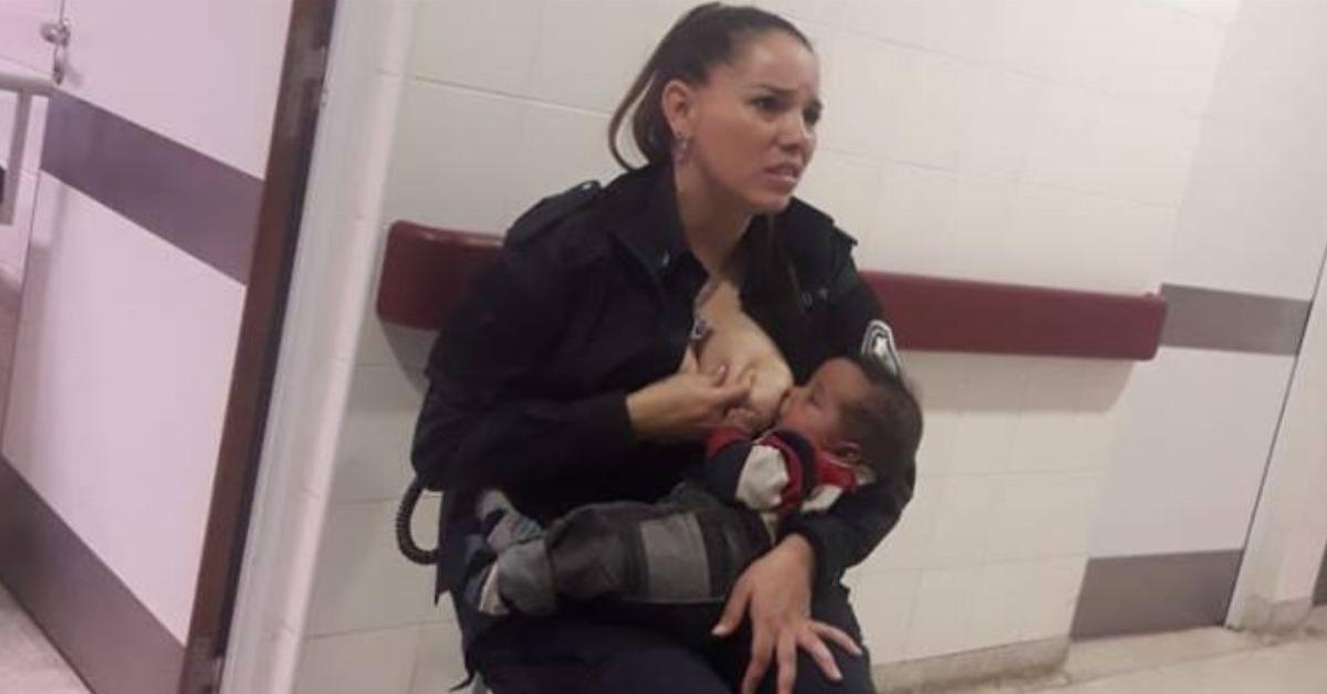 Foto geht um die Welt: Polizistin stillt fremdes Baby.	