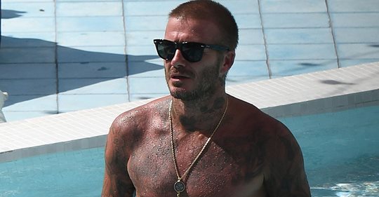 David Beckham zeigt seinen heißen Tattoo Body am Hotel Pool