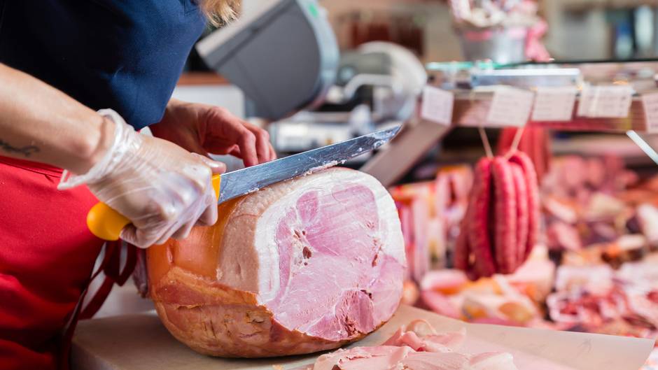 Supermarkt Mitarbeiterin isst Schinken im Wert von 8000 Euro – nun droht ihr eine Anklage