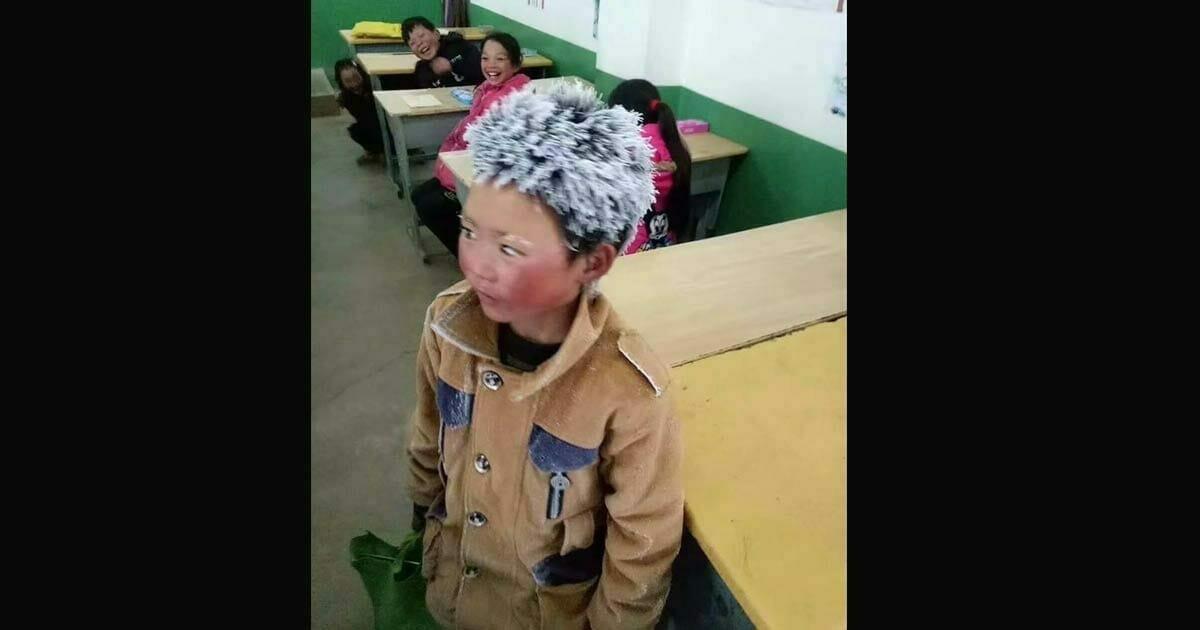 Tragische News: 8 Jahre alter Junge kommt mit gefrorenem Kopf zur Schule