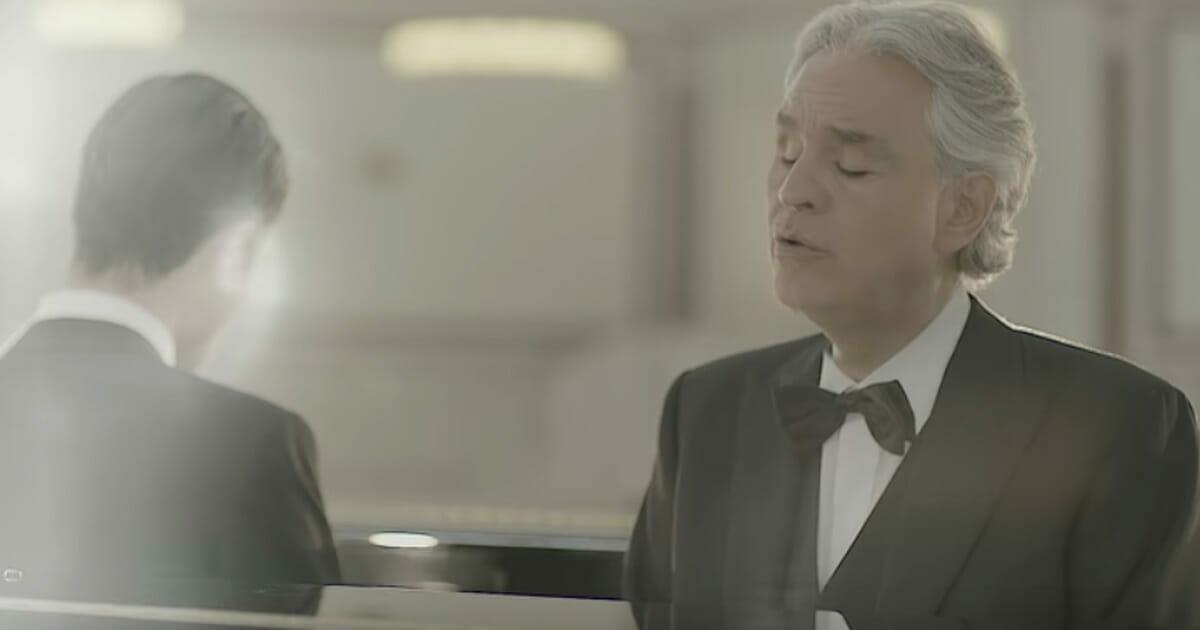 Andrea Bocelli fängt mit Klavierspielen an, die Person neben ihm wird dich zu Tränen rühren