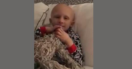 Vierjähriger, der mit Krebs kämpfte und nur Minuten vom Tod entfernt war, wacht aus dem Koma auf um Mama 
