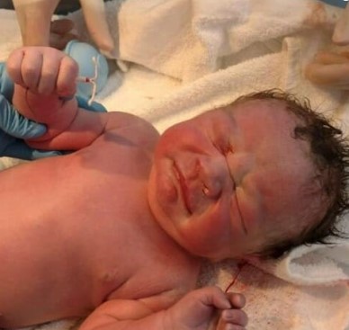 Ärzte sind sprachlos bei Geburt: Was Sie in der Hand des Babys sehen kann keiner glauben