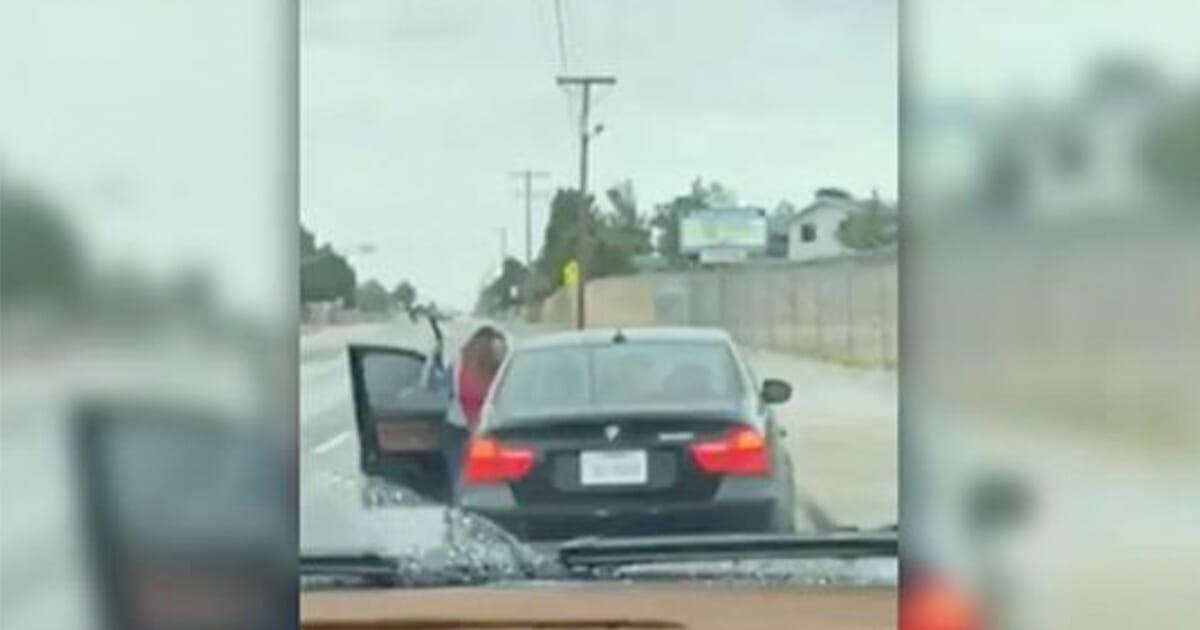 Mutter wird gefilmt, wie sie Sohn mit Gürtel öffentlich verprügelt, weil er neuen BMW fuhr