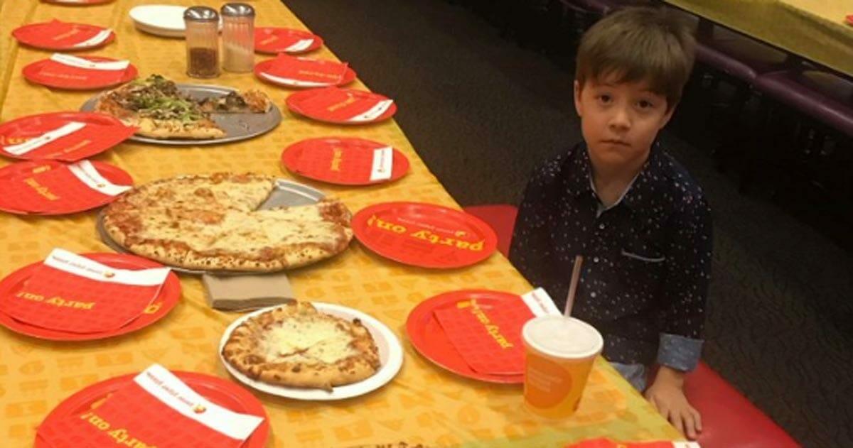 6 Jähriger lädt 32 Freunde zum Geburtstag ein – doch kein einziger Gast kommt