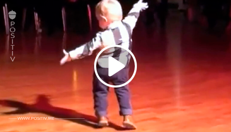 Baby hört seinen Lieblings-Hit von Elvis auf einer Party – seine Bewegungen sind verblüffend	
