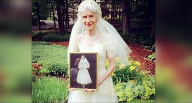 Großmutter trägt nach 63 Jahren ihr Hochzeitskleid: Die Spiegelung auf dem Foto rührt zu Tränen