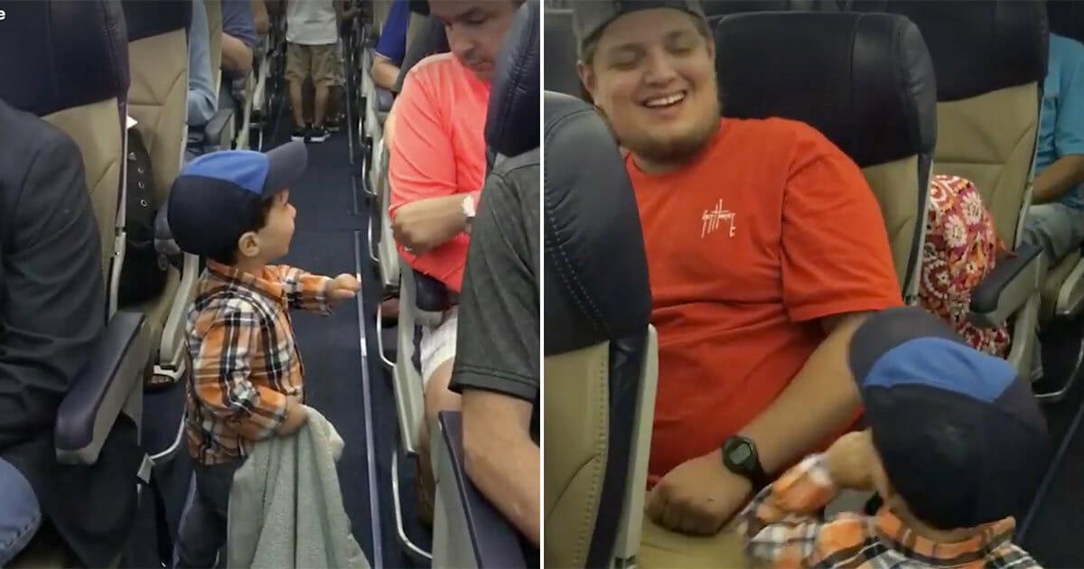 Zweijähriger betritt Flugzeug – was er darin tut, bringt alle Passagiere zum Lachen