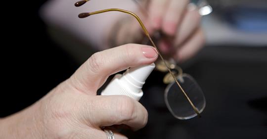 Brille putzen mit selbst gemachtem Reinigungsmittel | Liebenswert