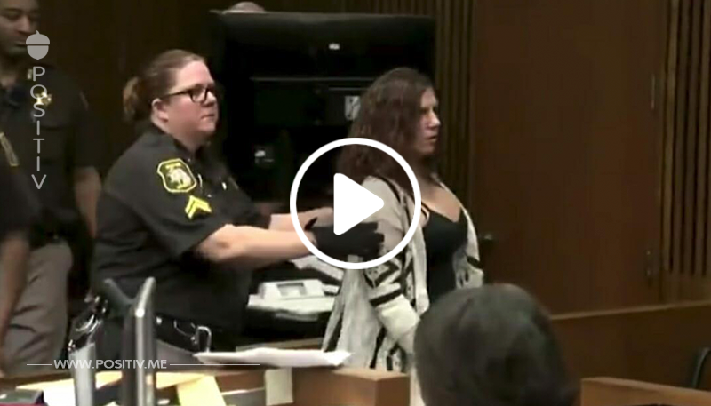 Mutter lacht vor Gericht, als Familie des Opfers spricht – Richterin lässt sie einsperren