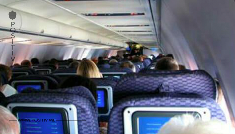 Seniorin setzt sich in Flugzeug hin – dann kommt CEO der Airline und will ihren Platz