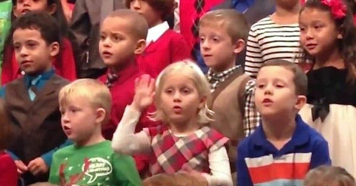 5 Jährige singt bei Konzert Weihnachtslied – hebt Hand und raubt allen die Sprache
