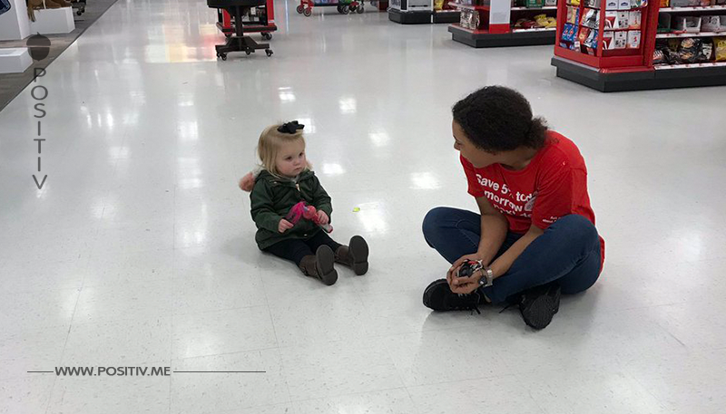 Mitarbeiterin legt alles nieder, als 2-Jährige im Laden ausrastet – was sie tut, begeistert alle