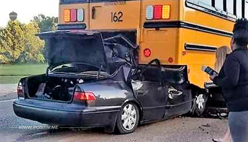 17 Jährige kollidiert mit Schulbus und stirbt – Polizisten finden Unfallursache in ihren Händen