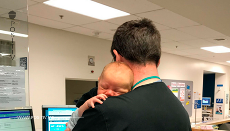 Foto von mit Baby kuschelndem Arzt begeistert das Internet.