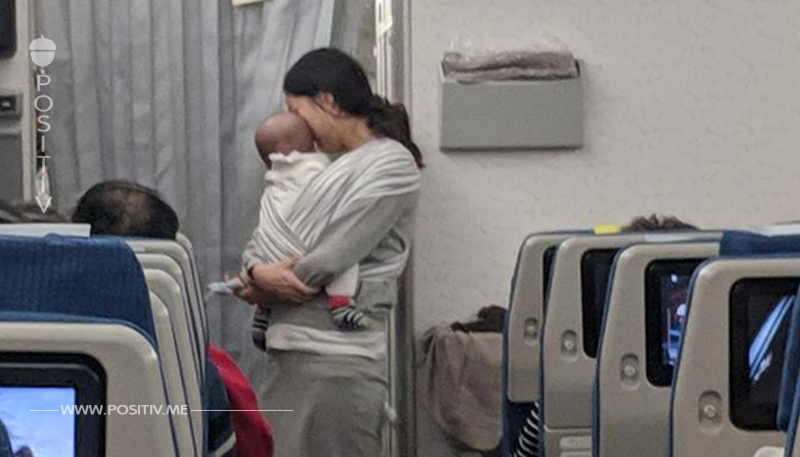 Mama bringt ihr 4 Monate altes Baby mit zu einem Flug – Passagiere sehen sich um, als sie kleine Pakete verteilt