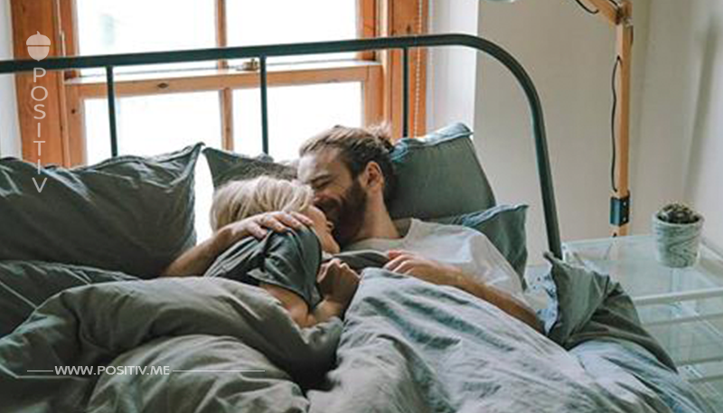 Ein Mann tauscht mit seiner Freundin im Bett oft die Seiten – und alle sind völlig verwirrt