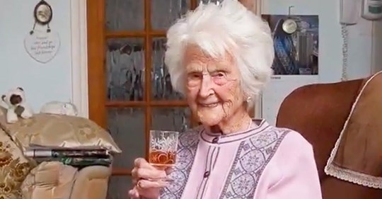 Großbritannien's älteste Frau stirbt im Alter von 112, laut eigenen Angaben verdankt sie ihr langes Leben ihrem täglichen Whisky