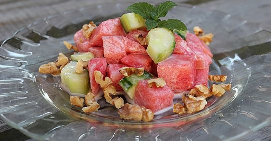 Melonen-Gurken-Salat mit Minze und gerösteten Walnüssen