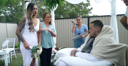 Ein 22-jähriger Vater stirbt nur einen Tag nachdem er die Liebe seines Lebens in einer herzzerreißenden Zeremonie geheiratet hat