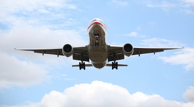 Blinder Passagier stürzt aus Flugzeug: Fällt als Eisblock in einen Garten