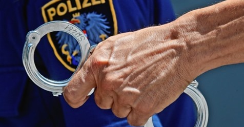 72-Jähriger von Burschen attackiert und beraubt