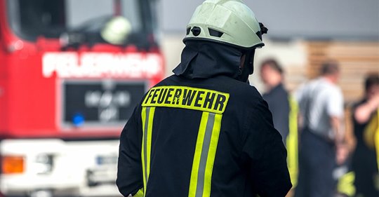 Nauen: Feuerwehrmänner kämpfen gegen Feuer und Hitze – zwei kollabierten bereits und mussten ins Krankenhaus