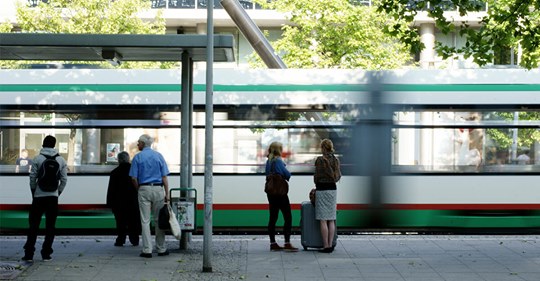 Magdeburg: Mann stellt bis zu 7 Randalierer in Straßenbahn zu Rede – wird angegriffen und schwebt seitdem in Lebensgefahr