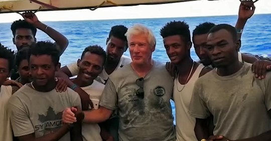 Richard Gere besucht Migranten, die auf See festsitzen, auf einem Schiff im Mittelmeer