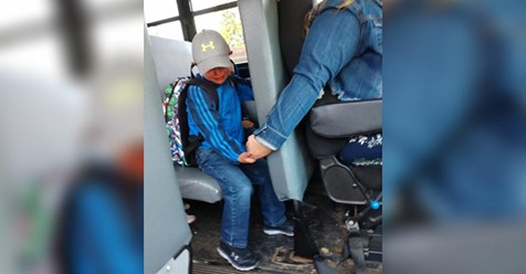4 jähriger Junge kann vor Aufregung Mama am ersten Schultag nicht loslassen – Busfahrerin beruhigt mit Handbewegung
