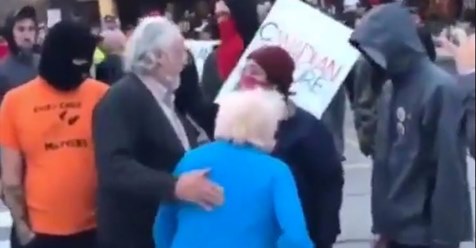 Er war syrischer Migrant: Maskierter Antifa Aktivist belästigte ältere Dame