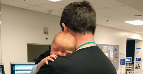 Foto von mit Baby kuschelndem Arzt begeistert das Internet