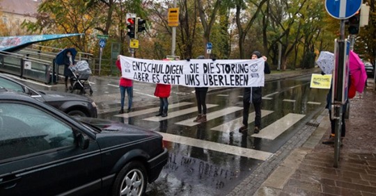 Klima Aktivisten blockieren Verkehr mitten in Graz