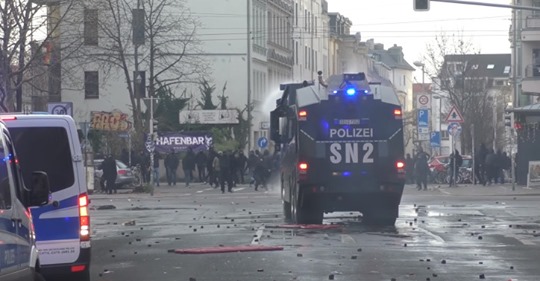 Polizei Video linksradikaler Demo Exzesse aufgetaucht