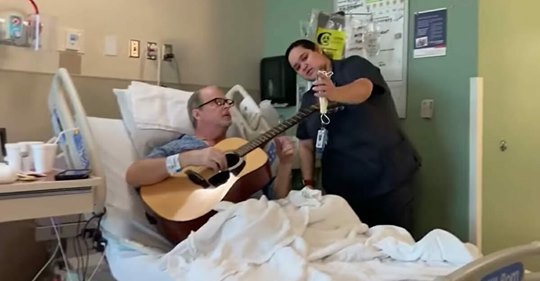 Krankenschwester singt Weihnachts Duett mit Krebspatient in seinem Krankenbett